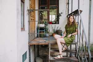 2020 New arrival fashionable trending latest design olive drab color crepe fabric o-neck short sleeve knee length women linen - Product Image 4