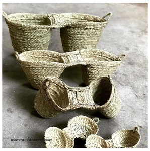 Cesta y bolsa de almacenamiento de cubo de paja hecha a mano con patrón geométrico bohemio Unisex marroquí Habitación de verano hecha en Marruecos - Product Image 2