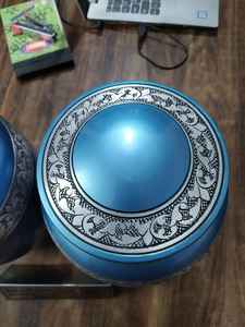 Urne funéraire en métal de style américain Brassworld India, entièrement gravée avec finition cuivre, modèle BRU-4092, pour adultes. - Product Image 6