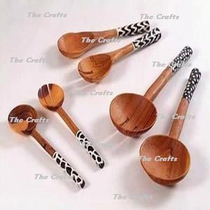 Ensemble de huit couverts de taille et de forme personnalisées Ensemble de cuillères en bois faites à la main pour accessoires de table - Product Image 2