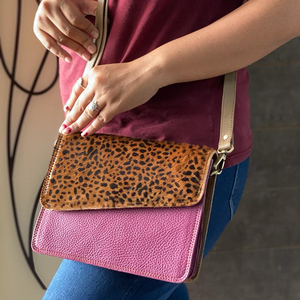 Bolso de mano de piel reciclada, bandolera de cuero con estampado Animal multicolor - Product Image 2