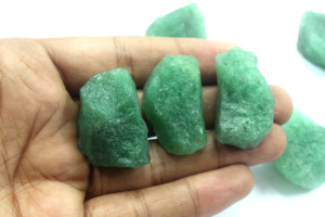 คริสตัลรักษาคุณภาพสูง5ชิ้นอัญมณีหยาบธรรมชาติสตรอเบอร์รี่สีเขียวที่ไม่ผ่านการบำบัดหลวมสำหรับการทำเครื่องประดับ - Product Image 4