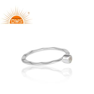 แหวนแต่งงานประดับพลอยโทแพซสีขาวทรงกลม ตัวเรือนเงินแท้ 925 แบบตอกลาย  ผู้ค้าส่งเครื่องประดับสั่งทำ - Product Image 3