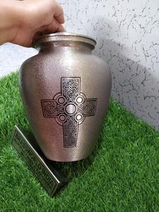 Urne funéraire de style américain de Brassworld India Croix en bois et en laiton faite à la main pour les cendres humaines adultes - Product Image 2