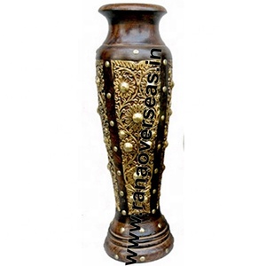 Vase à fleurs en bois traditionnel classique fait à la main avec incrustation en laiton et design sculpté pour la décoration de la maison - Product Image 1