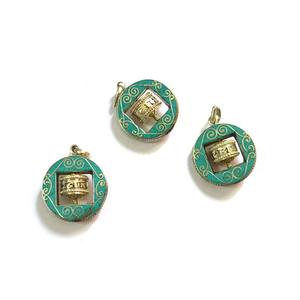 Colgantes de amuleto tibetano de Mantra Om - Product Image 1