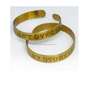 ของขวัญเทศกาลฤดูใบไม้ผลิปี 2026 สร้อยข้อมือทรงกลมลายงูเคลือบ PVD สีทอง ประดับตัวเลขโรมัน เครื่องประดับลายเรขาคณิต เคลือบแลคเกอร์ - Product Image 5