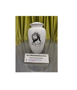 Urna de cremación católica pintada a mano de aluminio Brassworld India Suministros funerarios - Product Image 1