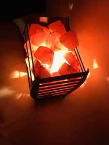 Cesta de Lámpara de Sal Tallada en Material Orgánico con Trozos de Sal Rosa del Himalaya, Tema Floral - Product Image 5