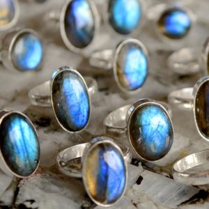 แหวนเงินชุบทองคำขาวสำหรับผู้ชาย ขายส่ง แหวนลาบราโดไรต์สีน้ำเงินธรรมชาติ แหวนแต่งงาน แหวนครบรอบ แหวนงานเลี้ยง - Product Image 4