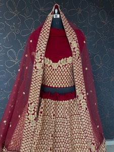 Fine broderie en velours rouge marqueur royale, belle broderie, travail et fantaisie, travail mori, lehenga cholivia, chemisier et filet dupatta - Product Image 4