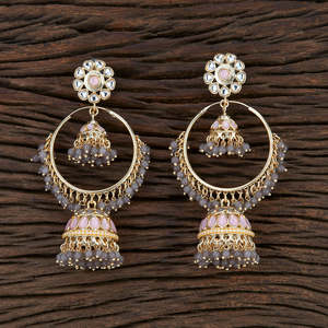 Jhumkis del Indo occidental, diseño hecho a mano con chapado en oro, 104729 de joyas Kanhai al mejor precio - Product Image 1