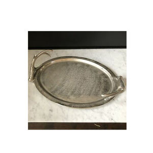 Plateau en métal de forme ovale, finition rugueuse, personnalisé, décoration de table de luxe, avec poignées d'hôtel - Product Image 1