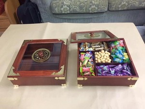 Boîte en bois cylindrique avec texture en relief pour le thé/ Boîte à thé en bois sculpté - Product Image 4