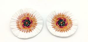 Pendientes esmaltados de margaritas para mujer, cuentas blancas y de colores, regalo de joyería especial para Diwali y Navidad, venta al por mayor - Product Image 3