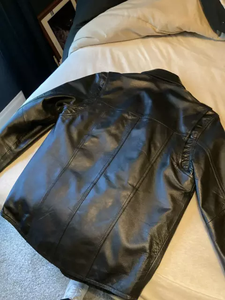 T-shirt en cuir véritable à manches courtes pour hommes respirants avec des chemises en cuir à la mode 2025 - Product Image 5