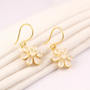 Boucle d'oreille anniversaire pour femmes réglage de la broche calcédoine blanche style floral crochet boucle d'oreille en laiton plaqué or 18 carats boucle d'oreille intemporelle - Product Image 4