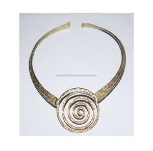 ออกแบบทองเหลืองสร้อยคอโชคเกอร์สำหรับผู้หญิงวงกลมเครื่องประดับจี้ถาดด้วยเครื่องประดับรอบ - Product Image 2