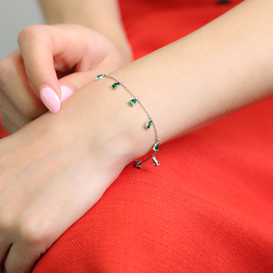 Piedra verde Zirconia cúbica gota forma de pera minimalista plata esterlina encanto pulsera venta al por mayor joyería hecha a mano - Product Image 4