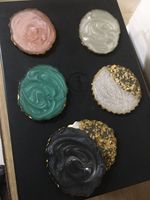 Sous-verres en résine avec mica blanc nacré et bordure dorée, paillettes rose bébé, design classique rond avec bordure dorée