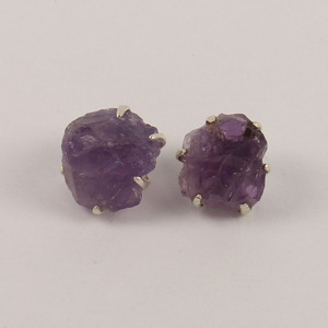 Pendientes de tuerca en bruto natural, piedras preciosas de amatista hechas a mano, ajuste de punta de piedra de nacimiento personalizado, joyería de piedras preciosas en bruto naturales pequeñas - Product Image 1