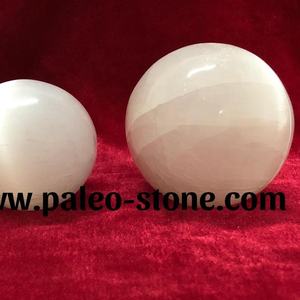 Sphère en sélénite polie faite à la main pour la décoration de la maison - Product Image 1