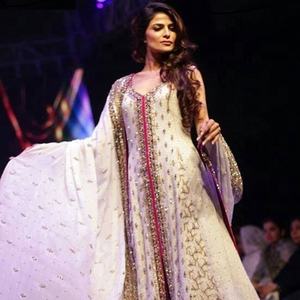 ATIYA LIBAS Maxi robe de mariage/soirée 100% soie taffetas motif floral Indie Folk Style asymétrique Silhouette broderie - Product Image 1