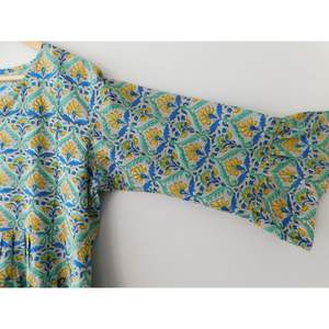 Tuniques longues d'été décontractées pour femmes, en pur coton naturel, imprimées à la main avec motifs floraux doubles, style indien moderne et artisanal - Product Image 4