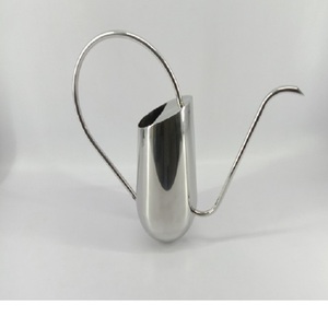 Pichet à vin moderne en acier inoxydable avec bec verseur col de cygne et poignée ergonomique pour bar et salle à manger. - Product Image 4