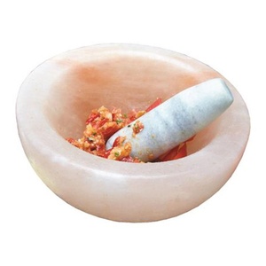 ครกเกลือและสากทำมือสีชมพูเข้มทำด้วยชุดเกลือคริสตัลที่มีอยู่ที่นี่ - Product Image 1
