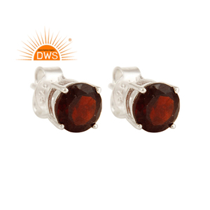 Boucles d'oreilles clous de créateur en argent sterling 925 avec grenat rouge rond et audacieux, serti à griffes, fournisseur de bijoux - Product Image 1