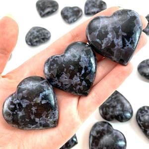 Vente en gros Rare Indigo Gabbro Merlinite Coeurs gonflés parfaitement polis pour Aura Armure Décor d'amour inconditionnel Pierres de guérison - Product Image 2