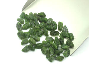 Pierre précieuse brute en Tourmaline verte naturelle de qualité authentique, vente en gros, fabrication de bijoux naturels, vente en gros, 10 pièces - Product Image 3