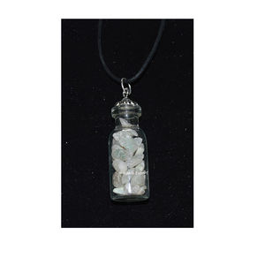 Colgante de botella de virutas de Aventurina verde claro para curación - Product Image 1