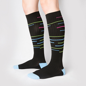 Vente en gros de chaussettes de compression de sport de course à pied personnalisées de haute qualité Chaussettes unisexes Chaussettes avec logo personnalisé Chaussettes de sport athlétique - Product Image 2
