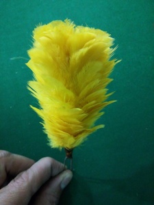 Custom Made Yellow Hackle Plume para sombreros Patrón teñido - Product Image 2