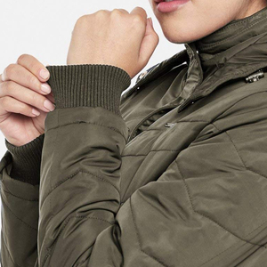 Veste d'hiver décontractée pour femmes avec col montant et décoration de boutons Pull tricoté à capuche fabriqué au Pakistan - Product Image 3