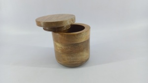 Salero de madera maciza natural, caja redonda para especias, recipiente de almacenamiento con tapa giratoria. - Product Image 4
