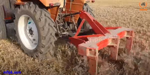 Tractor Massey Ferguson, arado con diseño de cincel - Product Image 4
