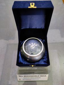 Brassworld India Urna de pata de mascota pintada a mano Estilo americano Adulto Memorial Odyssey Cremación Suministros funerarios Material de metal - Product Image 4