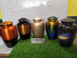 Urna de cremación para adultos de gran tamaño de Brassworld, suministros funerarios de estilo americano hechos de metal duradero - Product Image 3