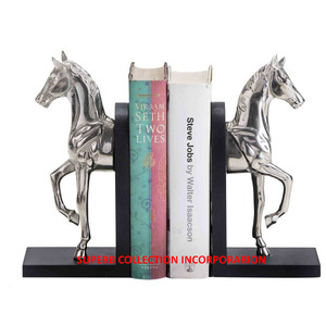Livre de cheval polissant brillant en métal personnalisé avec base noire, pour la décoration de bureau et de bureau - Product Image 2