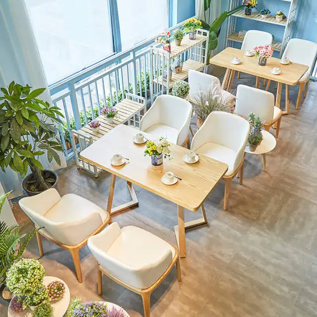 कैफे फर्नीचर सेट जापानी शैली अवकाश कॉफी दुकान पश्चिमी रेस्तरां ठोस लकड़ी की मेज और कुर्सियों