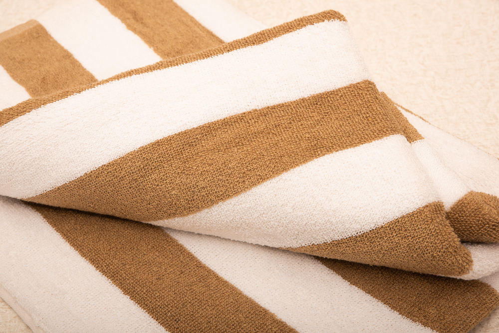 สีขาวและสีเบจ