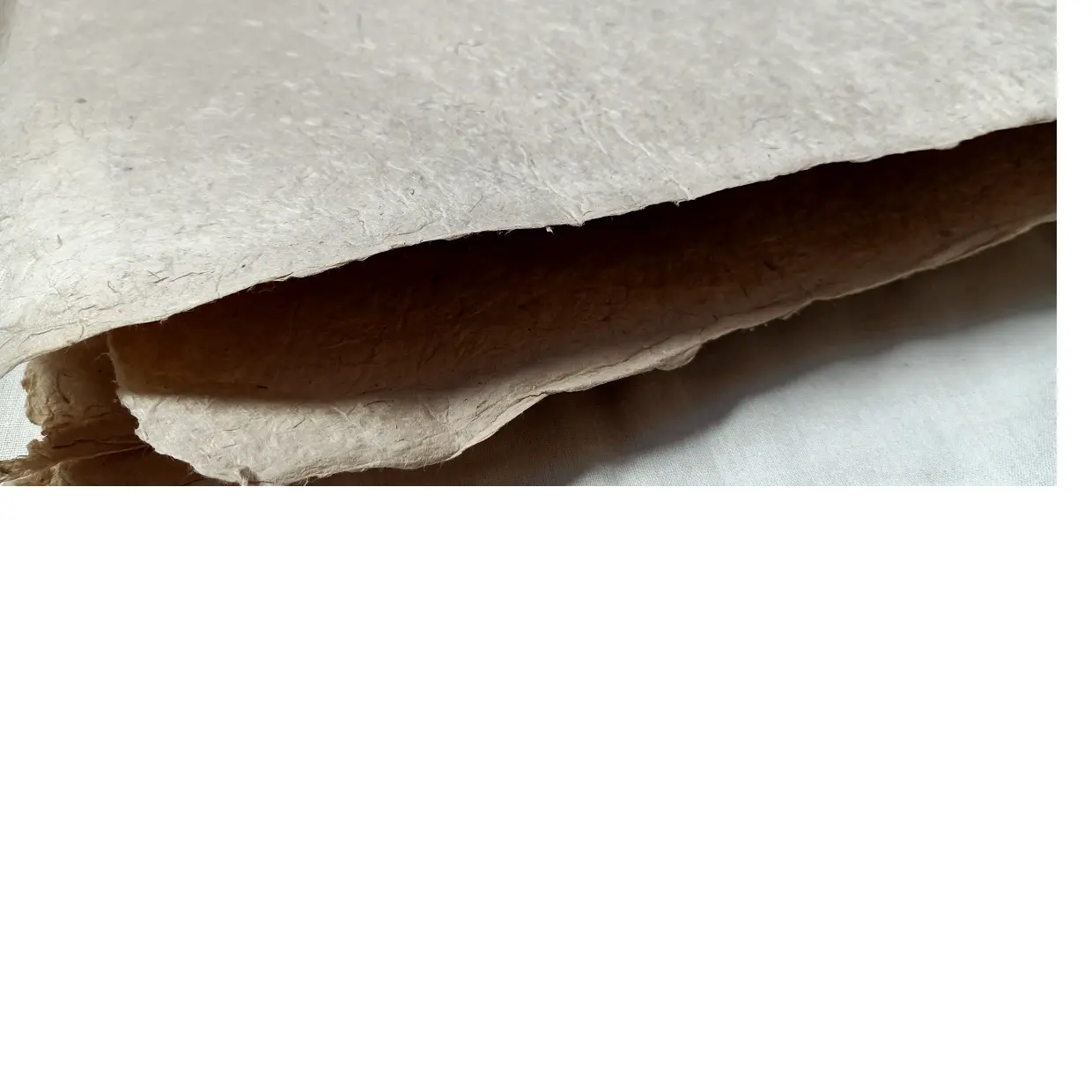 Lokta กระดาษทำด้วยมือที่ทำจากเส้นใย Lokta ธรรมชาติที่มีอยู่ในแผ่นขนาด56*76ซม. จาก20กรัมขึ้นไป
