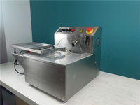 Machine de trempe de chocolat commerciale utilisée Machine de fusion de chocolat de capacité de 8KG, chocolat faisant la Machine avec la Table de Vibration