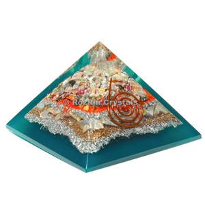 Pyramide d'orgone en pierres précieuses uniques, fabriquée à la main avec un mélange de pierres |   Décoration de maison de style bouddhiste - Product Image 1