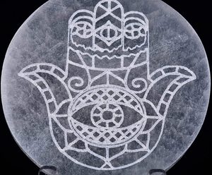 Plaque de sélénite de qualité supérieure de 4 \ "plateau de charge Hamsa gravé à la main tendance cristaux de guérison cadeau sculpté avec technique gravée - Product Image 3