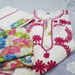 Costume en coton simple, élégant et beau avec travail Chikankari brodé à la main, idéal pour les femmes pour le bureau quotidien et les vêtements décontractés - Product Image 2