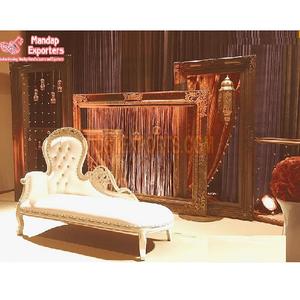 Chaise DE BODA tallado a mano de oro moderno de estilo italiano Sofá de madera de teca brillante blanco de 2 plazas en venta - Product Image 1